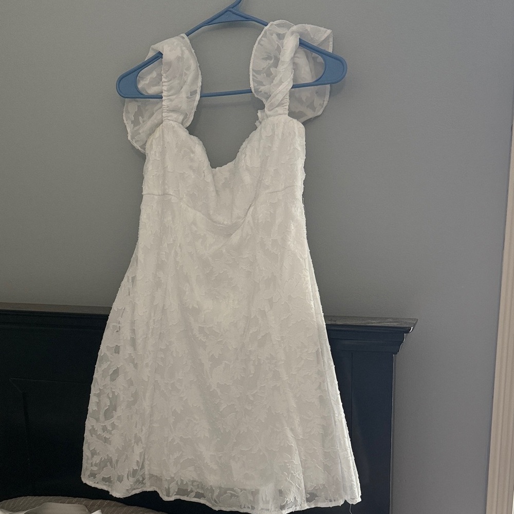 Elegant White Sleeveless Dress